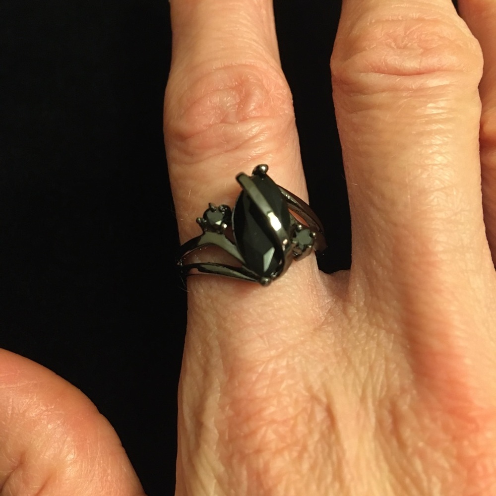 Gunmetal Silver and Black Faux Gemstone Ring - Picture 4 of 9